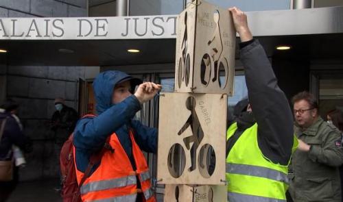 Des suspensions du prononcé accordées à trois militants cyclistes auteurs de graffitis