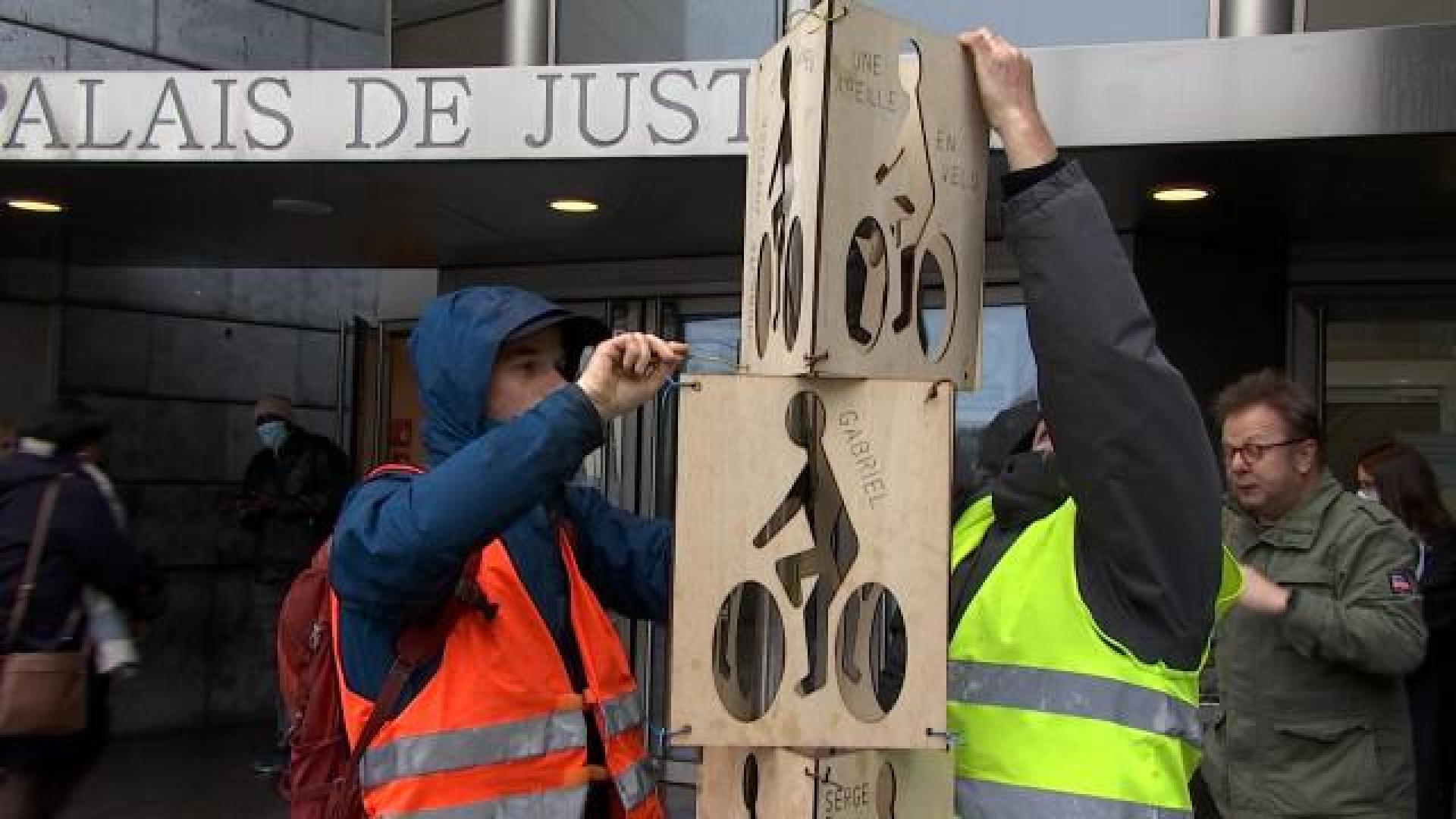 Des suspensions du prononcé accordées à trois militants cyclistes auteurs de graffitis