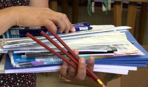 Distribution de fournitures scolaires par l'ASBL "Vaincre la Pauvreté"