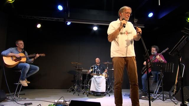 Doc Fernand, accompagné par les Sang Gain, chante sa pratique médicale.