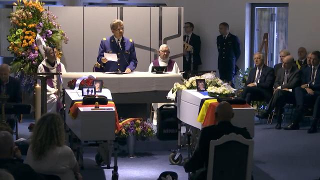 Emotion et hommage aux funérailles des deux policières