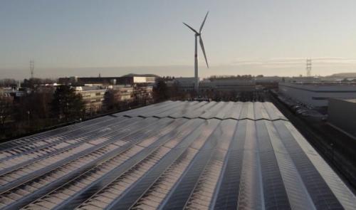 Éolienne et panneaux photovoltaïques chez Safran 