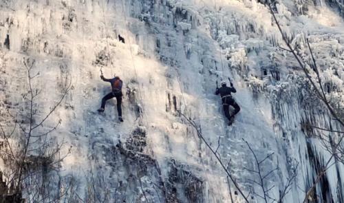 Escalade glaciaire à Chanxhe: les grimpeurs en ont profité 