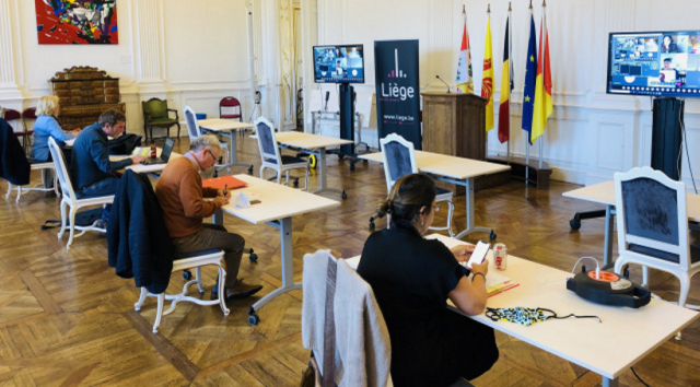 Etonnant : les conseils communaux avec distanciation physique ! 