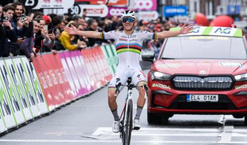 Evenepoel : "Une victoire fantastique en arc-en-ciel dans une course fantastique"