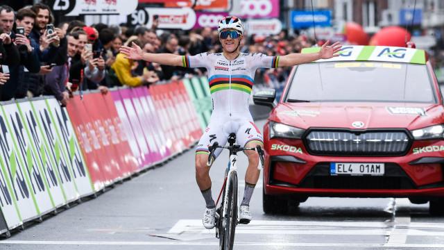 Evenepoel : "Une victoire fantastique en arc-en-ciel dans une course fantastique"