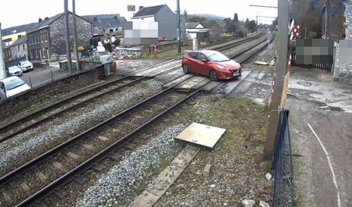 Flémalle : une voiture passe deux fois les barrières fermées du  passage à niveau