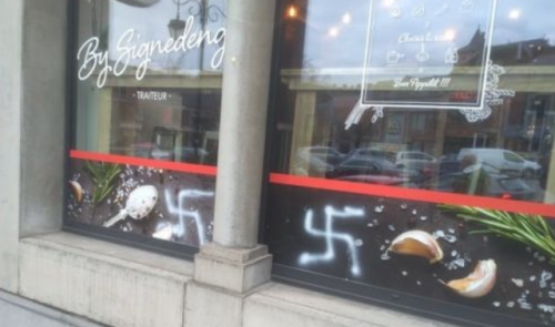 Huy : des croix gammées sur une vitrine