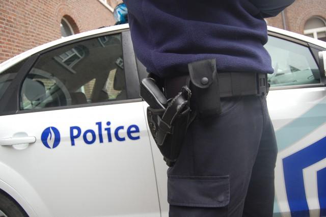 Il frappe un policier avec la matraque de celui-ci