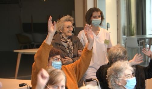 Ils remontent le moral à la maison de repos
