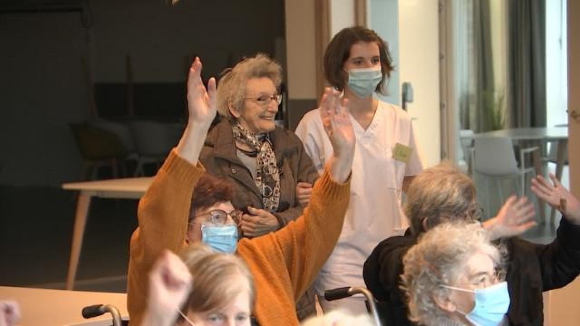 Ils remontent le moral à la maison de repos