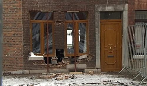 Maison défoncée par une voiture