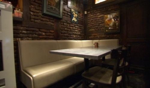 Meurtre cette nuit dans le café  a pilori 