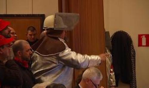 Seraing : les sidérurgistes manifestent au conseil communal