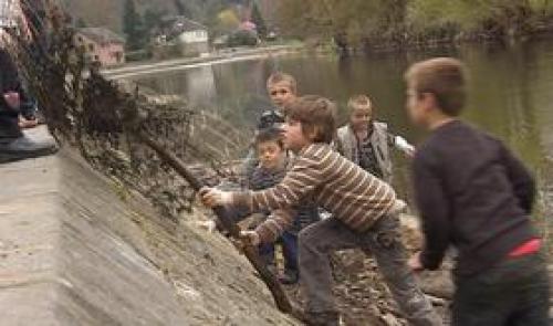 Aywaille : les écoliers nettoient les rives de l'Amblève