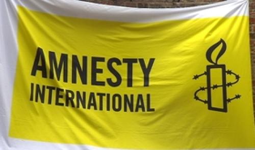 Une bâche pour les 50 ans d'Amnesty International