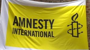 Une bâche pour les 50 ans d'Amnesty International