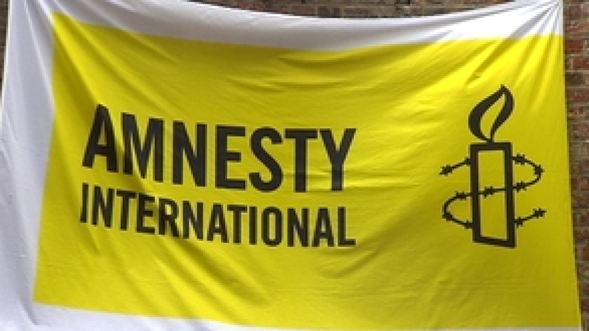 Une bâche pour les 50 ans d'Amnesty International