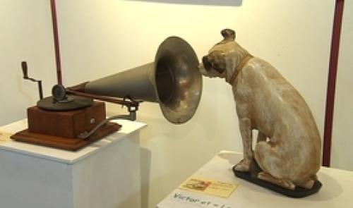 Visé: étonnante collection de...phonographes!
