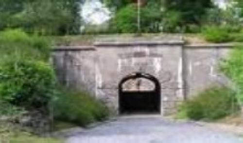 Fort de Lantin et véhicules militaires