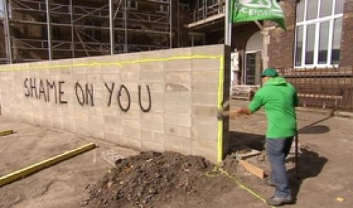 La CSC détruit un mur à St Laurent