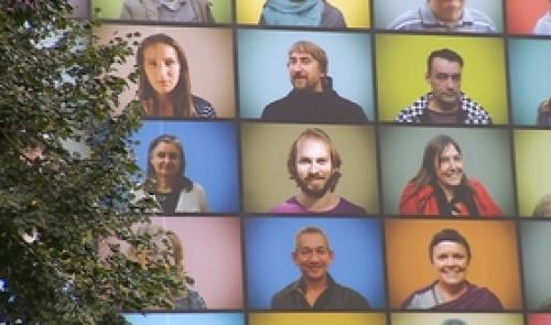 138 portraits pour égayer la place Saint-Etienne