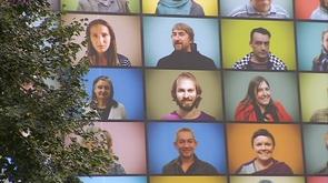 138 portraits pour égayer la place Saint-Etienne