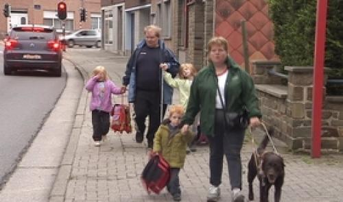 Aveugles, on refuse à leurs enfants le transport scolaire