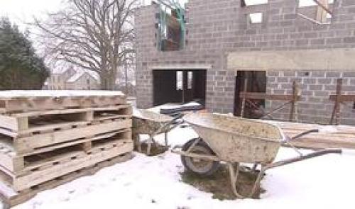 La vague de froid a gelé les chantiers de construction