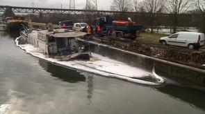 Une péniche coule à Lixhe