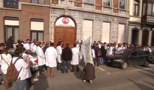Les étudiants en médecine manifestent