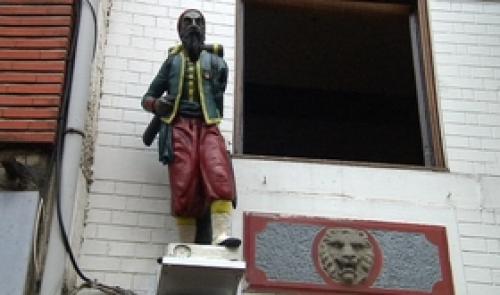 Le Zouave de retour rue Surlet