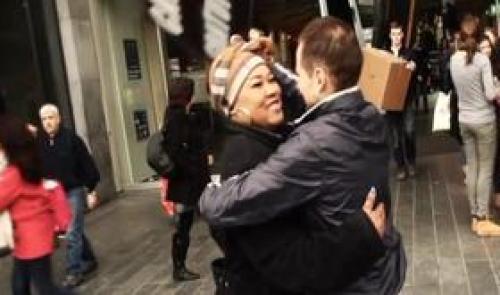Liège : succès du  Free hugs  place Saint-Lambert