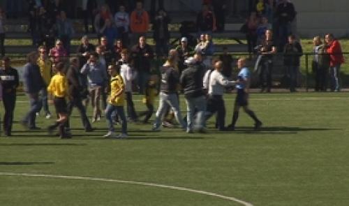 Un match de foot qui se termine mal pour l'arbitre !