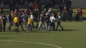 Un match de foot qui se termine mal pour l'arbitre !