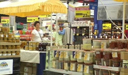 Des petits producteurs dans un hypermarché
