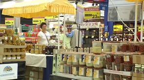 Des petits producteurs dans un hypermarché
