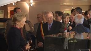 Le couple royal visite l'expo  Golden Sixties 