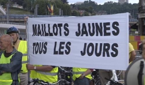 Maillot jaune pour les cyclistes au quotidien .