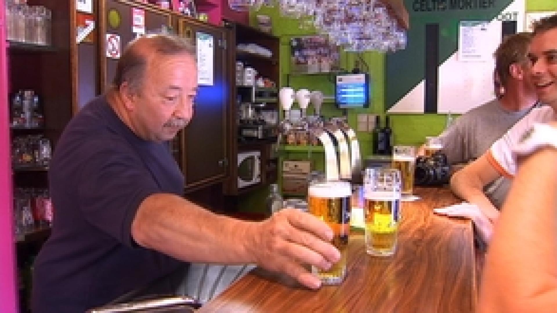 Des villageois reprennent le bistrot local