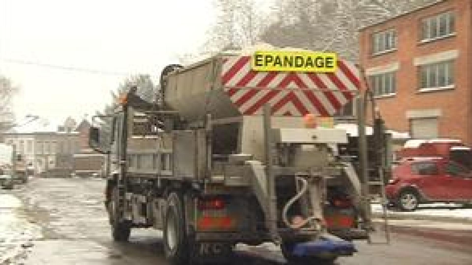 Neige : les services d'épandage à pied d'oeuvre