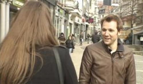 Un humoriste vend son spectacle dans les rues de Liège