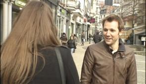 Un humoriste vend son spectacle dans les rues de Liège