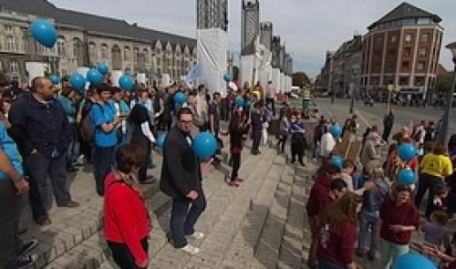 Cortège turquoise de la communauté sourde à Liège
