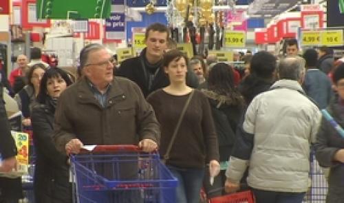 Derniers achats de Noël dans une grand surface