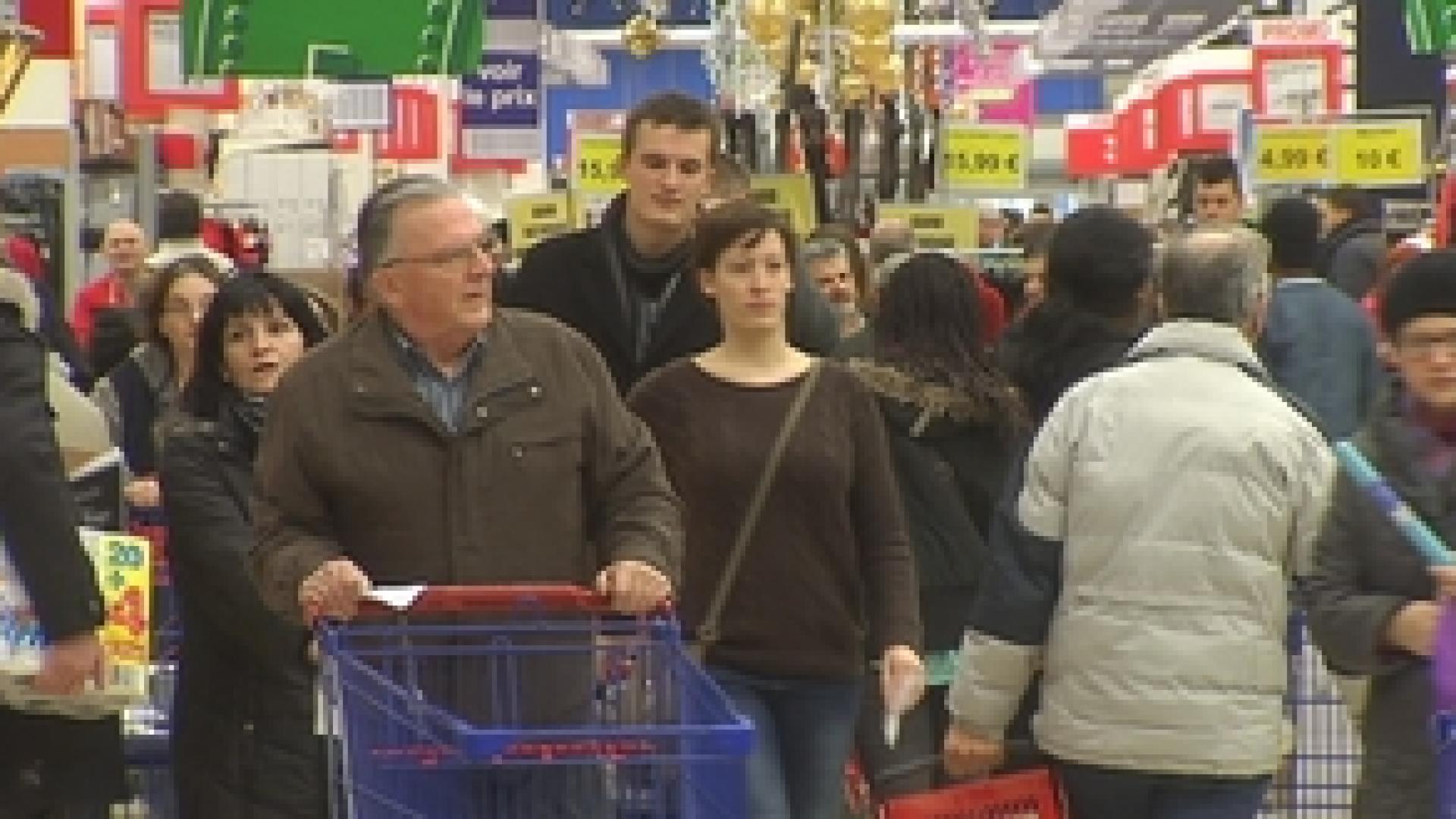 Derniers achats de Noël dans une grand surface