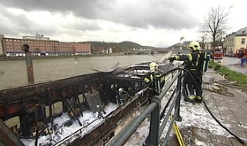 Péniche en feu à Huy