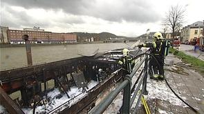 Péniche en feu à Huy