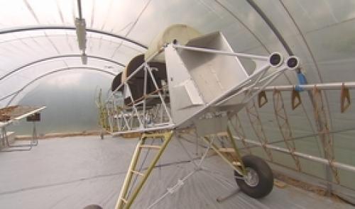 Un avion au jardin