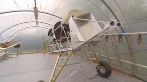 Un avion au jardin